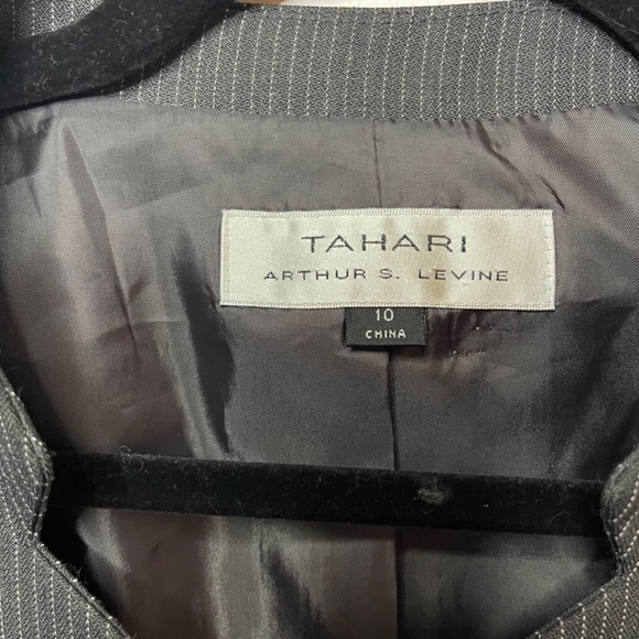Tahari 2-piece Suit Size 10 - Picture 2 of 11